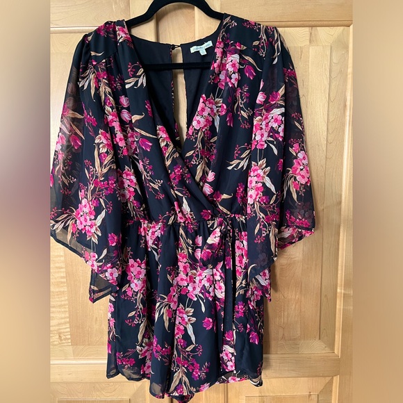 Flowy Floral Romper - Picture 2 of 4